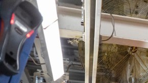 Línea de ensamblaje Ford Bronco en fábrica, producción de SUV todoterreno gris con estructura trasera visible, proceso industrial de manufactura automotriz de Ford