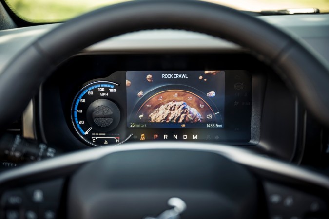 Tablero digital Ford Bronco con modo Rock Crawl activado, cluster de instrumentos moderno con gráficos todoterreno y selector de marchas automático PRNDM