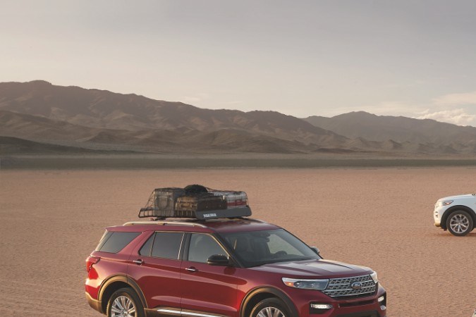 Ford Explorer Limited rojo y azul en desierto con rack techo, modelos 2022