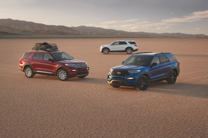 Ford Explorer Limited rojo y azul en desierto con rack techo, modelos 2022