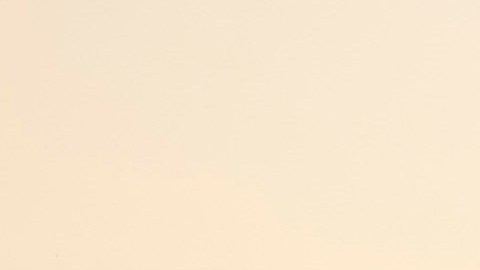 Honda CR-V 2023 en azul y blanco estacionados frente al Puente de Dom Luís I en Oporto, Portugal