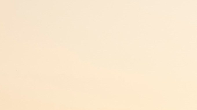 Honda CR-V 2023 en azul y blanco estacionados frente al Puente de Dom Luís I en Oporto, Portugal