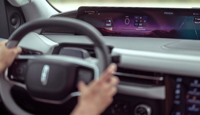 Interior Lincoln Navigator 2025 con pantalla digital panorámica y tablero tecnológico, detalle del volante y cuadro de instrumentos, SUV de lujo premium de la marca Lincoln
