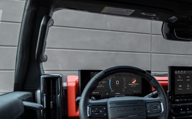Interior premium GMC Hummer EV 2026 Carbon Fiber Edition con pantallas digitales y diseño lujoso.
