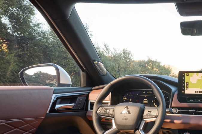 Interior del Mitsubishi Outlander 2026 con tablero digital, pantalla táctil grande y tapicería de cuero, SUV moderno y tecnológico ideal para familias