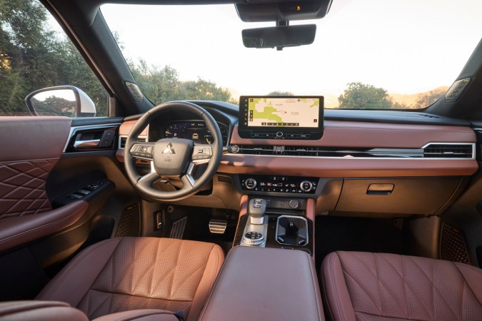 Interior del Mitsubishi Outlander 2026 con tablero digital, pantalla táctil grande y tapicería de cuero, SUV moderno y tecnológico ideal para familias