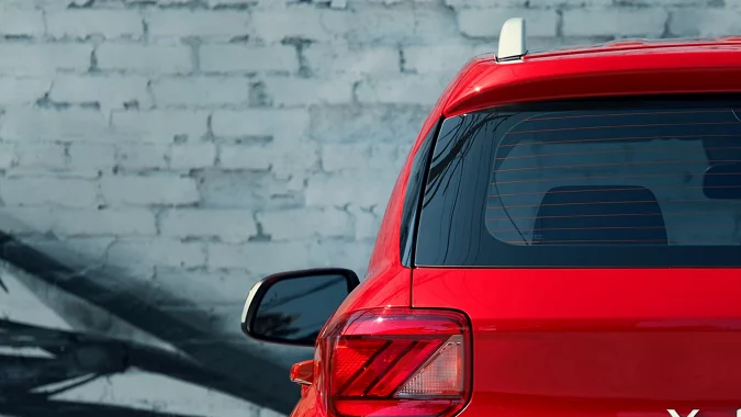 Hyundai Venue 2026 vista trasera roja SUV más barato con logo Hyundai y diseño urbano.