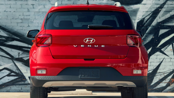 Hyundai Venue 2026 vista trasera roja SUV más barato con logo Hyundai y diseño urbano.
