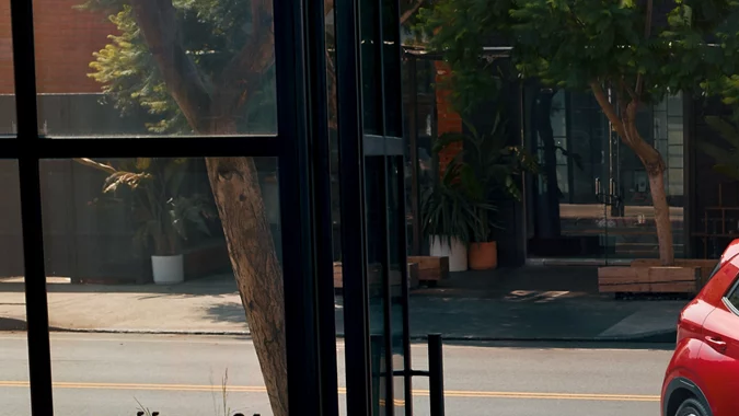 Hyundai Venue 2026 rojo estacionado calle SUV accesible más barato América vista lateral.