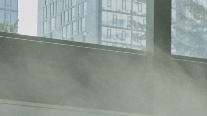 Lexus ES 350h 2026 híbrido en entorno verde, sedán de lujo eficiente.