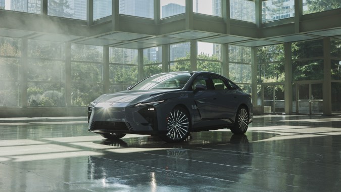 Lexus ES 350h 2026 híbrido en entorno verde, sedán de lujo eficiente.