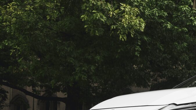 Lexus ES 350e 2026 EV urbano, sedán eléctrico premium con luces LED.