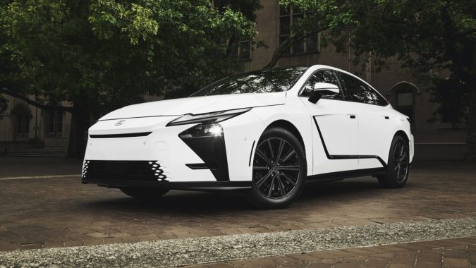 Lexus ES 350e 2026 EV urbano, sedán eléctrico premium con luces LED.