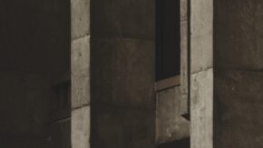 Lexus ES sedanes 2026 en estructura moderna, EV azul y blanco lado a lado.