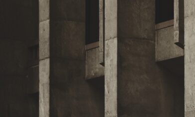 Lexus ES sedanes 2026 en estructura moderna, EV azul y blanco lado a lado.