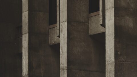 Lexus ES sedanes 2026 en estructura moderna, EV azul y blanco lado a lado.