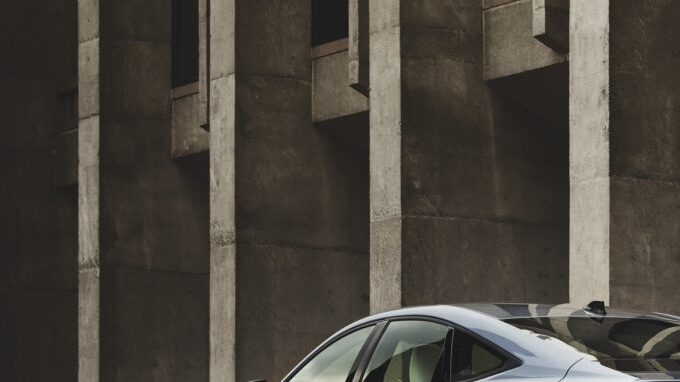 Lexus ES sedanes 2026 en estructura moderna, EV azul y blanco lado a lado.