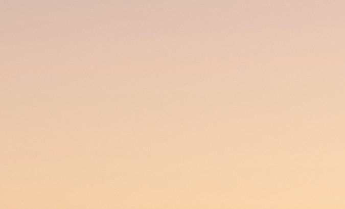 Ford Mustang Dark Horse SC rojo con paquete Track Pack, vista lateral al atardecer, alerón trasero y diseño aerodinámico, muscle car moderno de alto desempeño.