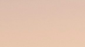 Ford Mustang Dark Horse SC rojo con paquete Track Pack, vista lateral al atardecer, alerón trasero y diseño aerodinámico, muscle car moderno de alto desempeño.