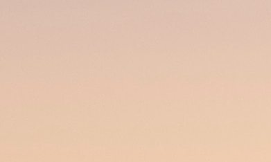 Ford Mustang Dark Horse SC rojo con paquete Track Pack, vista lateral al atardecer, alerón trasero y diseño aerodinámico, muscle car moderno de alto desempeño.