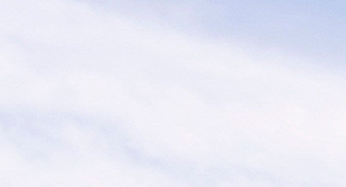 Ford Mustang Dark Horse SC azul de perfil sobre superficie mojada, con alerón trasero y rines deportivos, fotografía promocional para entusiastas de autos deportivos.