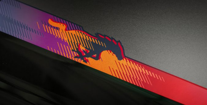 Ford Mustang EcoBoost TLD Signature Edition 2026 por Troy Lee Designs tiene gráficos en los laterales y capó.