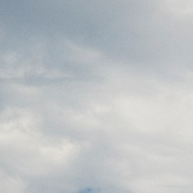 Familia Toyota RAV4 2026 en desierto, SUV híbrido azul, rojo y gris lado a lado.