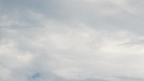 Familia Toyota RAV4 2026 en desierto, SUV híbrido azul, rojo y gris lado a lado.