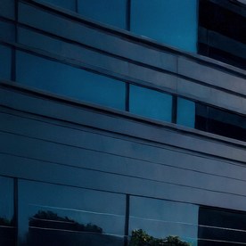 Nissan Z NISMO 2027 en verde con transmisión manual, perfil lateral en carretera urbana al atardecer, potencia y estilo japonés.