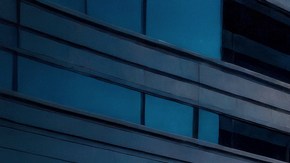 Nissan Z NISMO 2027 en verde con transmisión manual, perfil lateral en carretera urbana al atardecer, potencia y estilo japonés.