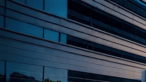 Nissan Z NISMO 2027 en verde con transmisión manual, perfil lateral en carretera urbana al atardecer, potencia y estilo japonés.