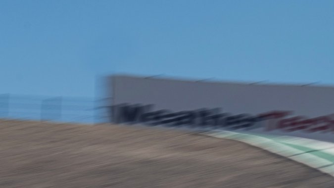 Porsche 963 en WeatherTech Raceway Laguna Seca durante carrera IMSA.