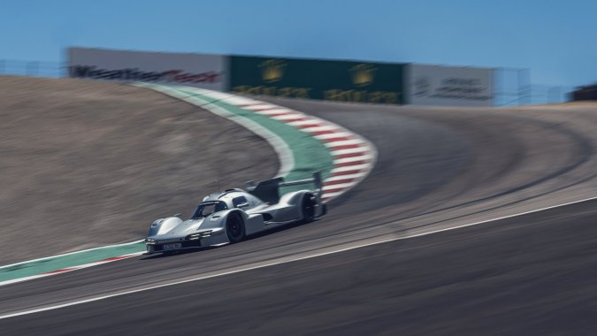 Porsche 963 en WeatherTech Raceway Laguna Seca durante carrera IMSA.