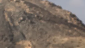 Toyota Corolla AWDROLA saltando dunas en rally off-road Mint 400 extremo.