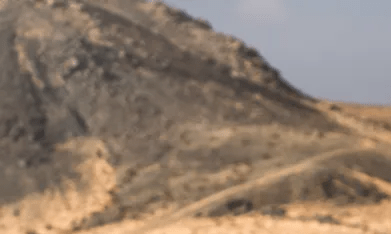 Toyota Corolla AWDROLA saltando dunas en rally off-road Mint 400 extremo.