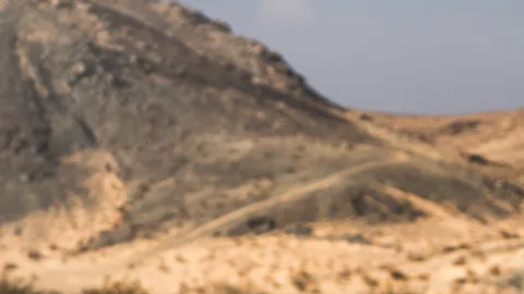 Toyota Corolla AWDROLA saltando dunas en rally off-road Mint 400 extremo.