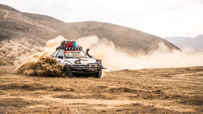 Corolla AWDROLA Toyota compitiendo en carrera off-road Mint 400, con polvo y dunas