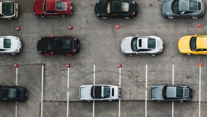Exhibición Porsche Air Water Show 2025 en OC Fair Center, California, con autos clásicos y modernos reunidos