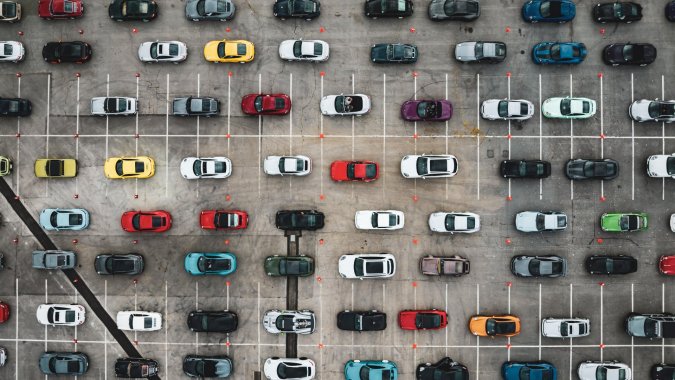 Exhibición Porsche Air Water Show 2025 en OC Fair Center, California, con autos clásicos y modernos reunidos