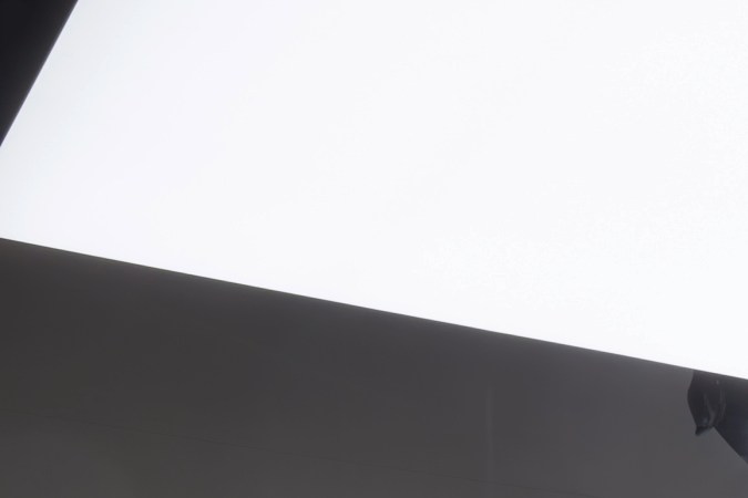 Vista trasera del Mercedes-Benz VLE 300 eléctrico, monovolumen premium con diseño aerodinámico y luces LED innovadoras.