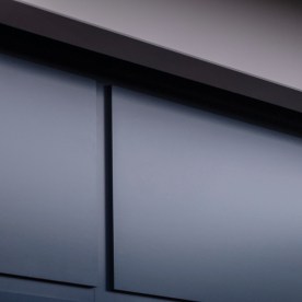 Fotografía frontal del nuevo Mercedes-Benz VLE 300, van eléctrico lujoso listo para América con parrilla distintiva.