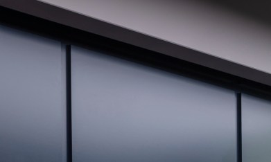 Fotografía frontal del nuevo Mercedes-Benz VLE 300, van eléctrico lujoso listo para América con parrilla distintiva.