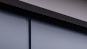 Fotografía frontal del nuevo Mercedes-Benz VLE 300, van eléctrico lujoso listo para América con parrilla distintiva.