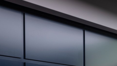 Fotografía frontal del nuevo Mercedes-Benz VLE 300, van eléctrico lujoso listo para América con parrilla distintiva.