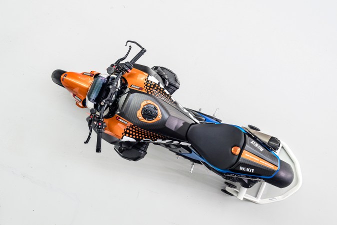 BMW R 1300 R Superhooligan tiene varias piezas modificadas.