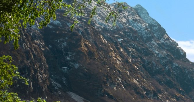 Ram 1500 BackCountry 2026 en terreno off-road con suspensión elevada y diseño agresivo.