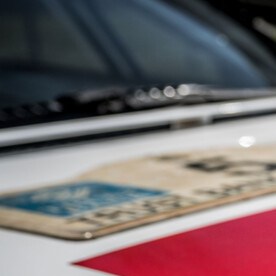 Detalle frontal Toyota Celica WRC 1993, toma de aire capó y patrocinio Marlboro, icono del rally de los años noventa