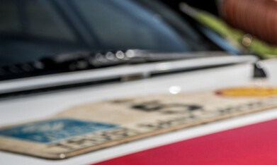 Detalle frontal Toyota Celica WRC 1993, toma de aire capó y patrocinio Marlboro, icono del rally de los años noventa