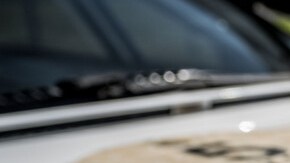 Detalle frontal Toyota Celica WRC 1993, toma de aire capó y patrocinio Marlboro, icono del rally de los años noventa