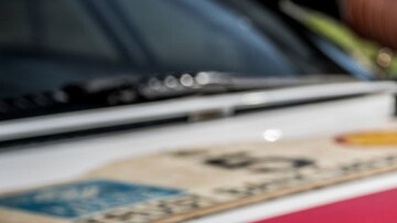 Detalle frontal Toyota Celica WRC 1993, toma de aire capó y patrocinio Marlboro, icono del rally de los años noventa